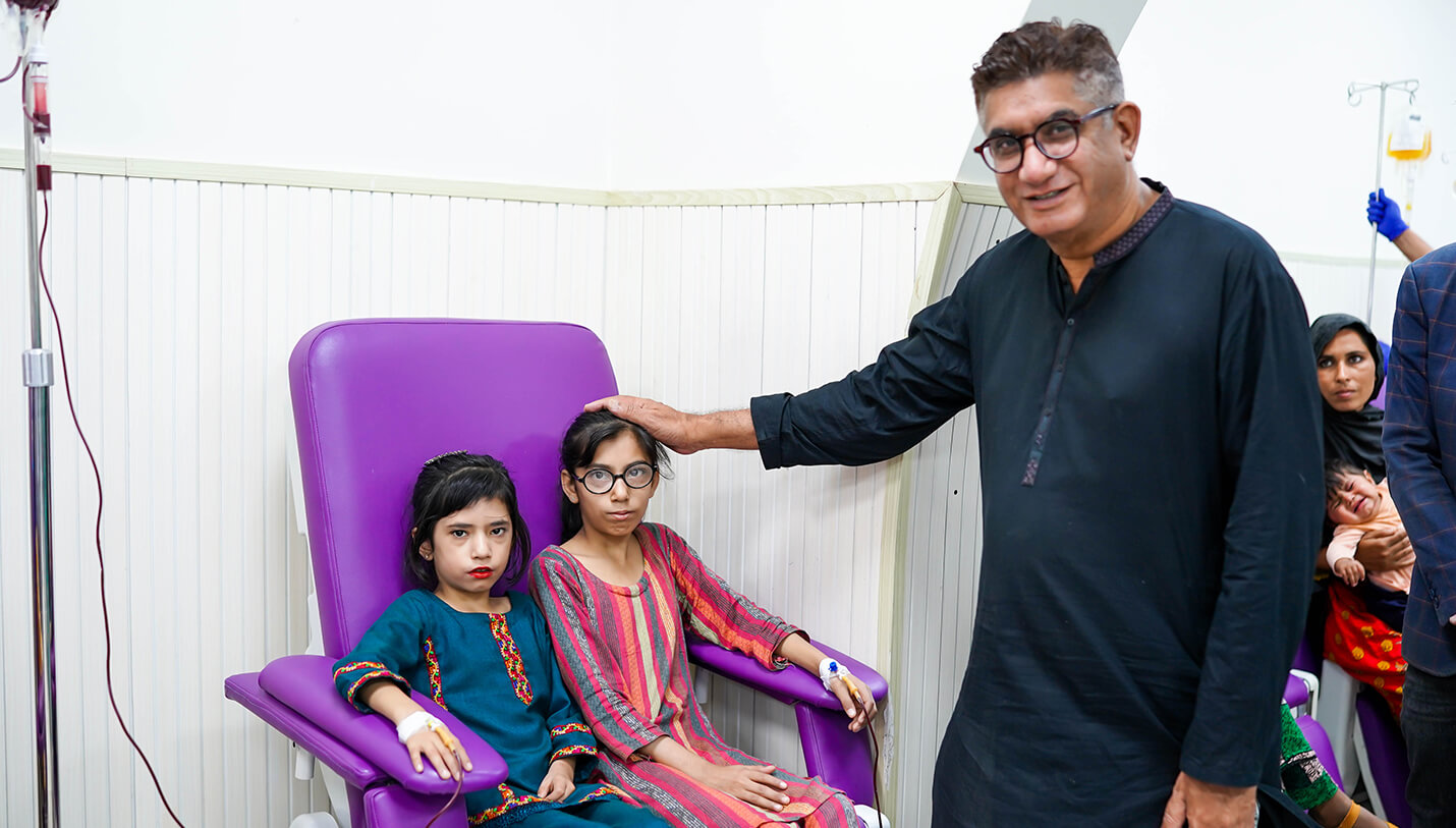 Renowned stylist and photographer Khawar Riaz visits Sundas Foundation